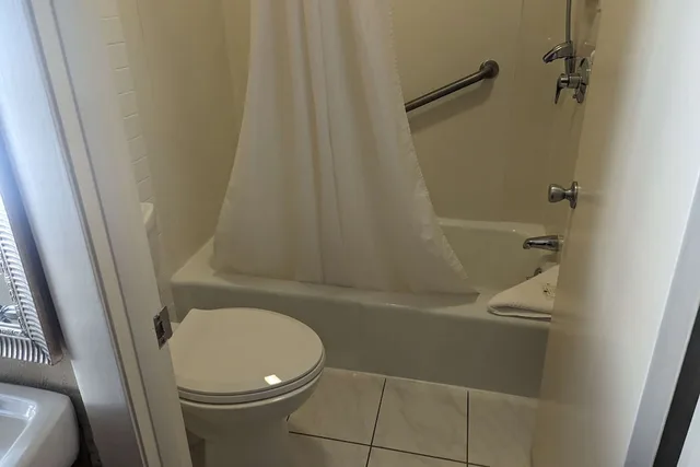 Suite, King Bed, Sofa, Exterior Entrance، Quality Inn and Suites Northampton Amherst 5/5