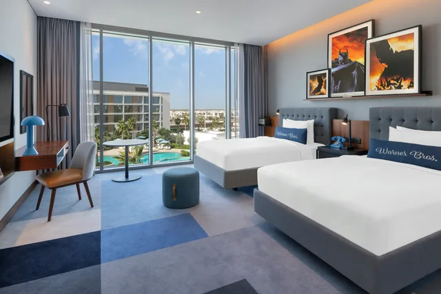 غرفة بسريرين مزدوجين بإطلالة على المسبح، The WB Abu Dhabi, Curio Collection by Hilton 2/5