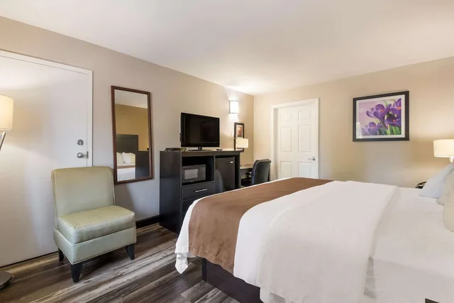 غرفة قياسية بسرير كينج لذوي الإعاقة، Quality Inn Decherd - Winchester 1/3