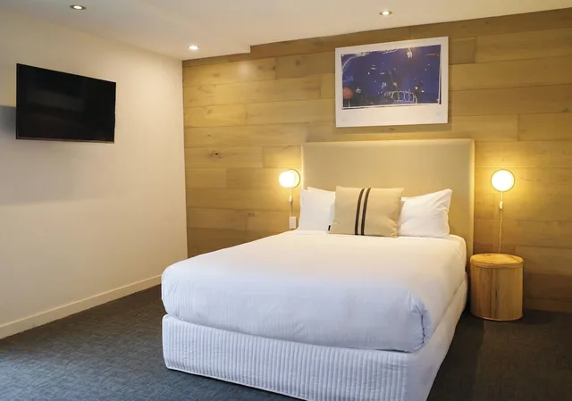 غرفة ديلوكس بسرير كوين بشرفة، Crown Hotel Surry Hills 1/4