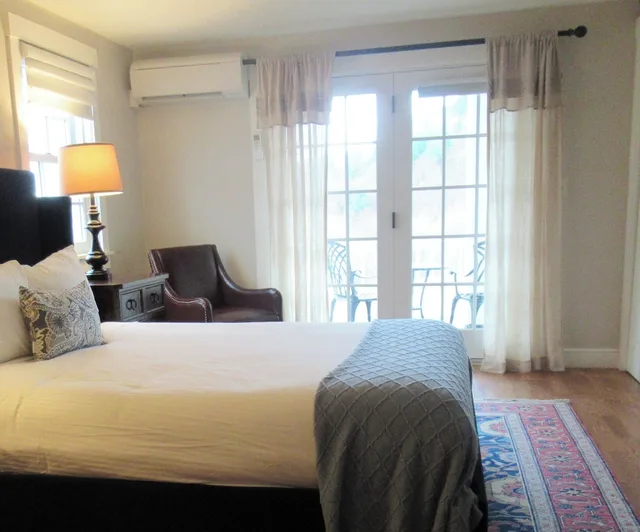 غرفة ديلوكس بسرير كوين بإطلالة على الجبل بشرفة، The White House Inn 1/1