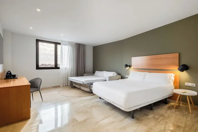 غرفة رباعية بسرير مزدوج مع أريكة، Sb Express Tarragona Hotel 3/10