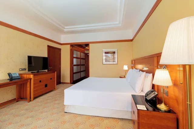 غرفة بريميوم بسرير كينج بإطلالة على المسبح، Holiday Inn Kuwait 10/10
