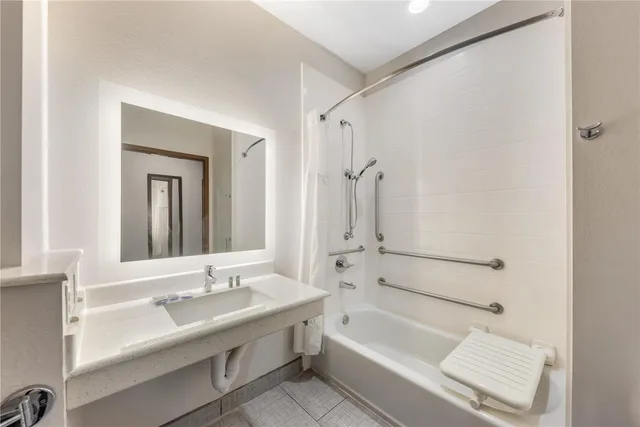 غرفة بسرير كينج بحوض استحمام لذوي الإعاقة، Best Western Green Oak Inn & Suites 4/4