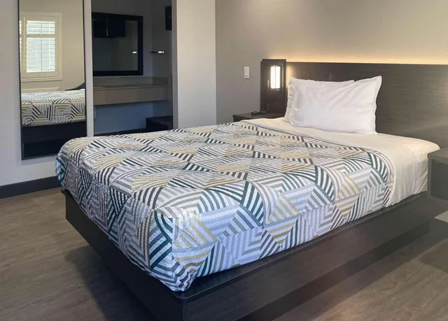 غرفة بسرير كينج لذوي الإعاقة، Motel6 Tustin, CA – Orange County 7/8