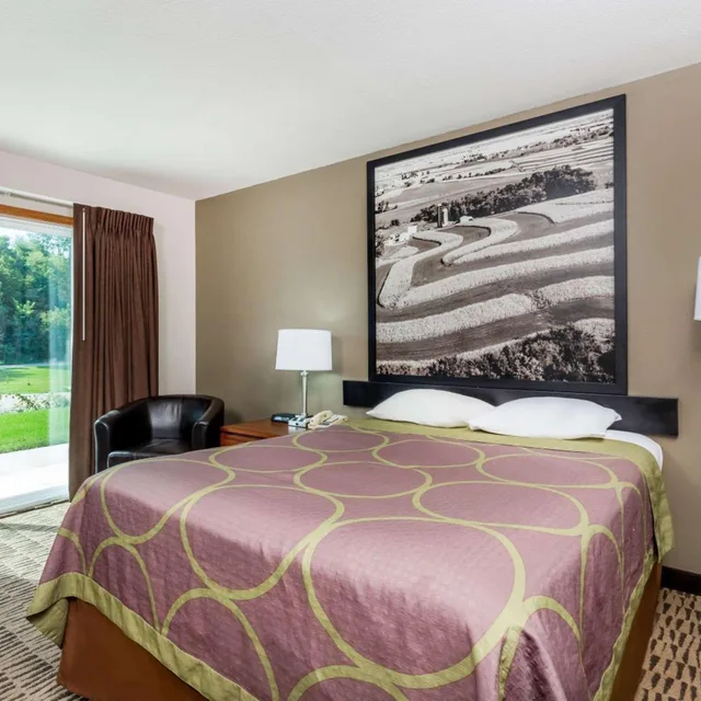 Deluxe, Suite, King Bed, Baymont Inn and Suites by Wyndham Platteville 1/2
