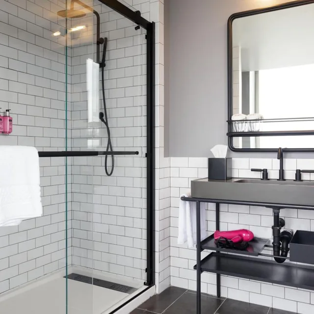غرفة بسرير كينج وسريرين كوين بحوض استحمام لذوي الإعاقة، Moxy Richmond Downtown 2/2