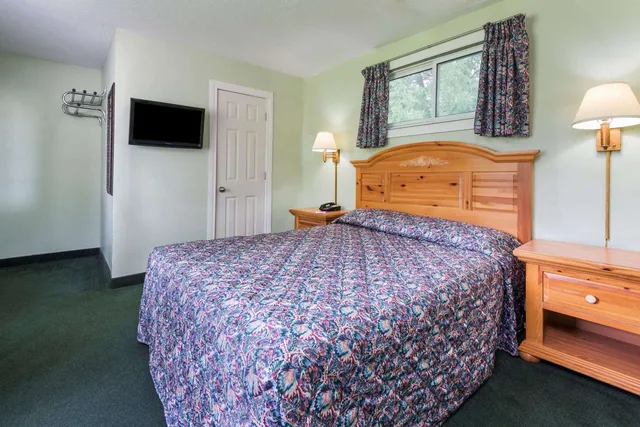 غرفة قياسية بسرير كوين، Knights Inn Bracebridge 1/2