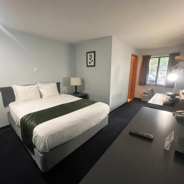 Room, Queen Bed, Pictured Rocks Inn & Suites 2/7
