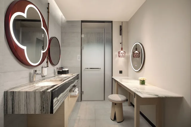 غرفة قياسية بسريرين مزدوجين بإطلالة على البحيرة، Hualuxe Sanya Yalong Bay Resort 4/4