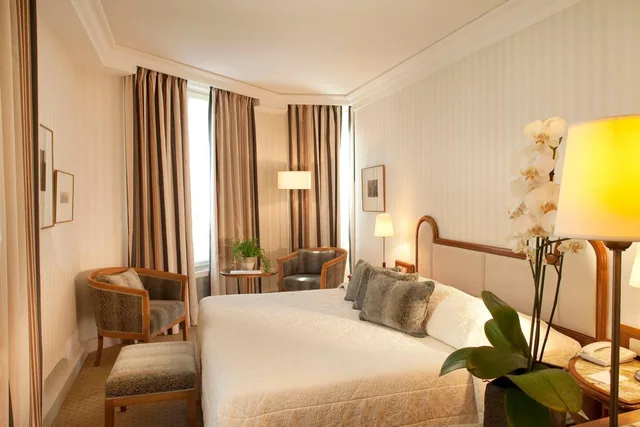 Room, Double Bed, De L Arcade 1/4