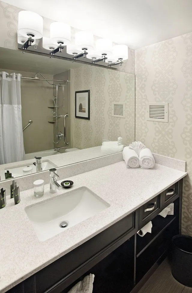 غرفة قياسية بسرير كينج، Crowne Plaza Costa Mesa Orange County 4/5