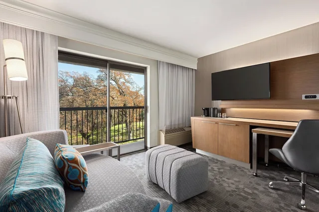 جناح بسرير كينج مع أريكة، Courtyard Roseville 4/10