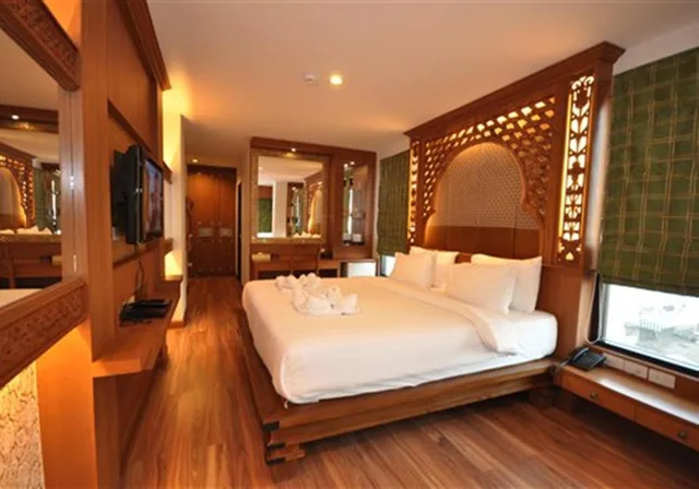 غرفة ديلوكس بسرير كينج بإطلالة جزئية على البحر، Chalelarn Hotel 3/3