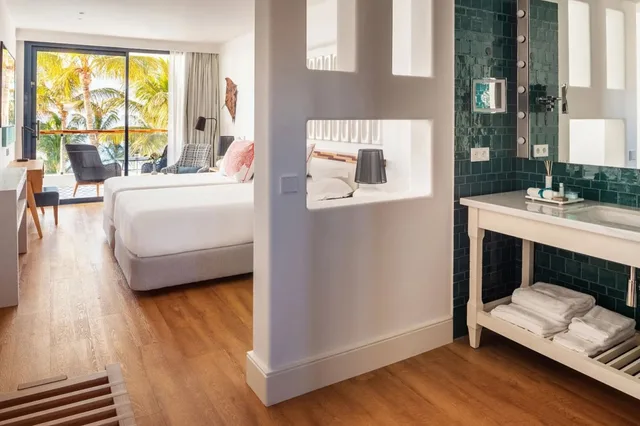 Room, Double Bed, Sea View, High Floor, Fariones Hotel 2/4