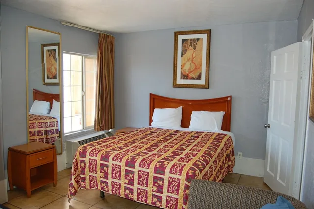 غرفة قياسية مفردة بسرير كوين، Parklane Motel 1/2