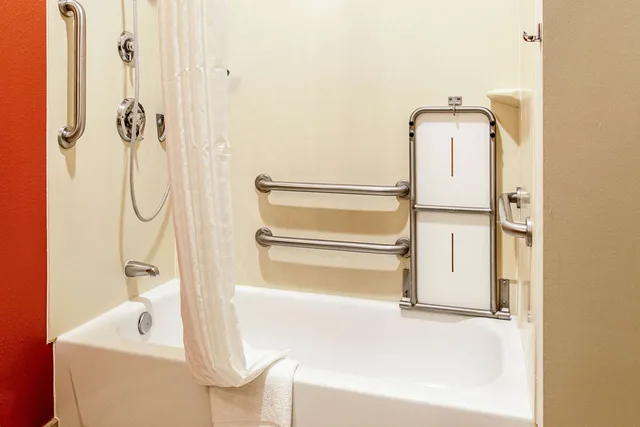 جناح بسريرين كوين لذوي الإعاقة، Sleep Inn & Suites Hobbs 3/4
