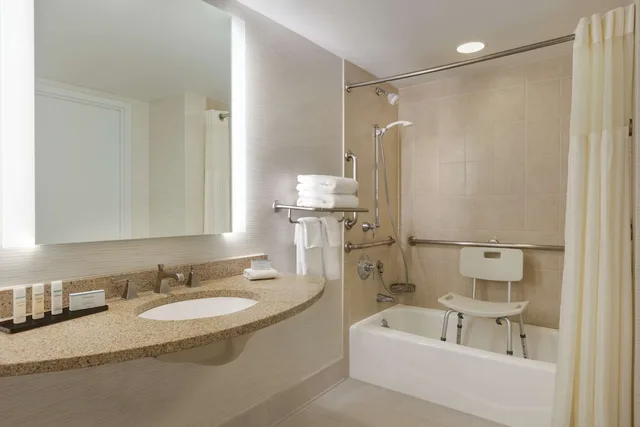 غرفة بسرير كينج لذوي الإعاقة، Embassy Suites Philadelphia Valley Forge 8/9