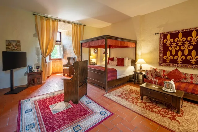 Canopy, Deluxe, King Bed، Chateau Des Ducs De Joyeuse, BW Signature Collection 3/5