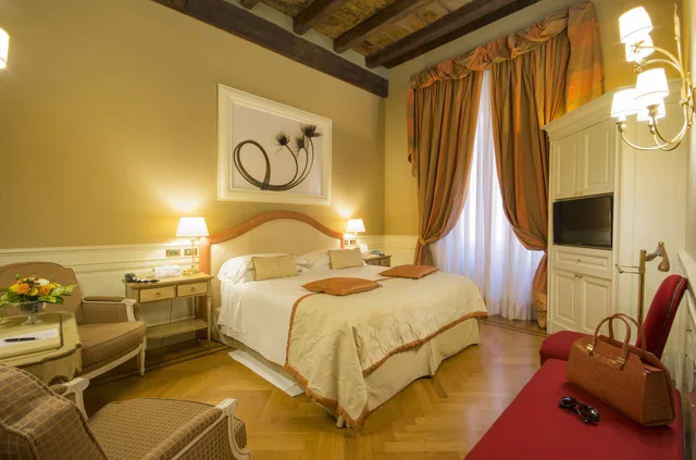 جناح ديلوكس بسرير كينج بغرفتي نوم مع أريكة للمدخنين، Hotel Corona d Oro 1890 2/8