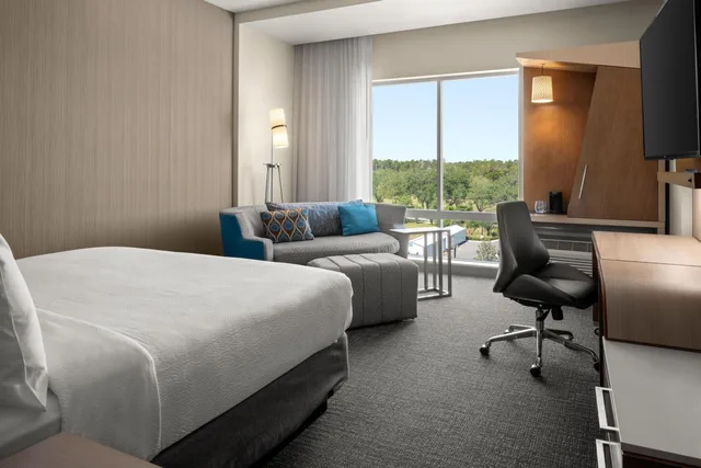 Room, King Bed, Inland View, Sofa، Courtyard by Marriott Titusville Kennedy Space Center 1/4