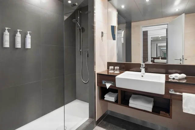 غرفة سوبيريور بسرير كينج، Courtyard By Marriott Linz 3/3