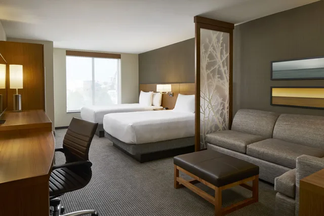 غرفة بسريرين كوين مع أريكة، Hyatt Place Wilmington Riverfront 1/3