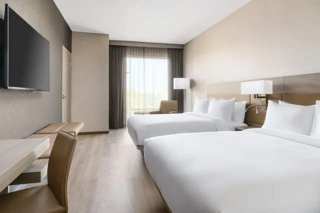 غرفة قياسية بسريرين كوين، AC Hotel by Marriott Raleigh Downtown 1/2