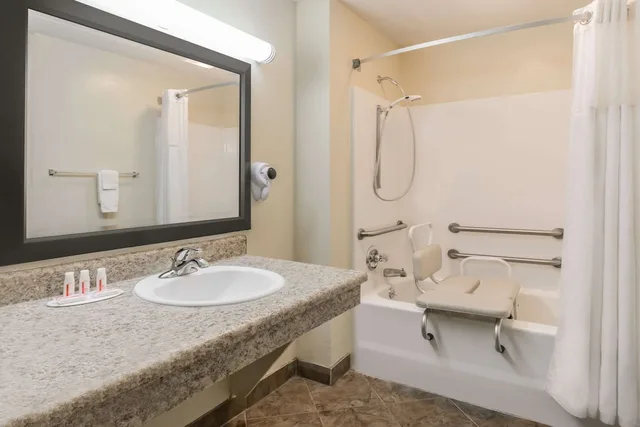 غرفة بسريرين مزدوجين لذوي الإعاقة، Days Inn by Wyndham Blakely 3/3