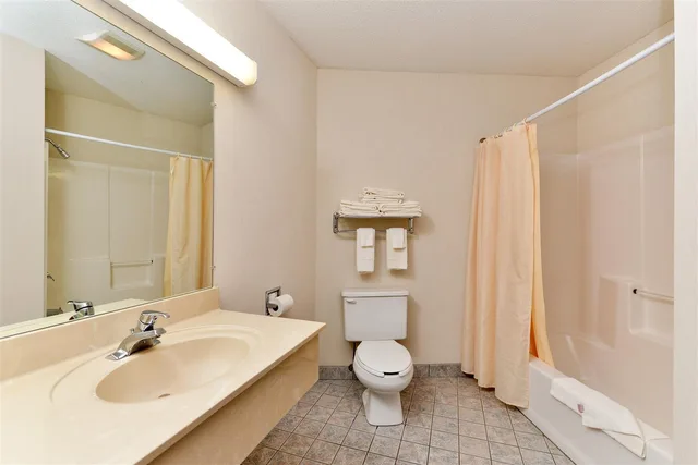 غرفة ديلوكس بسرير كينج بجاكوزي، Americas Best Value Inn Tahquamenon Country 6/7