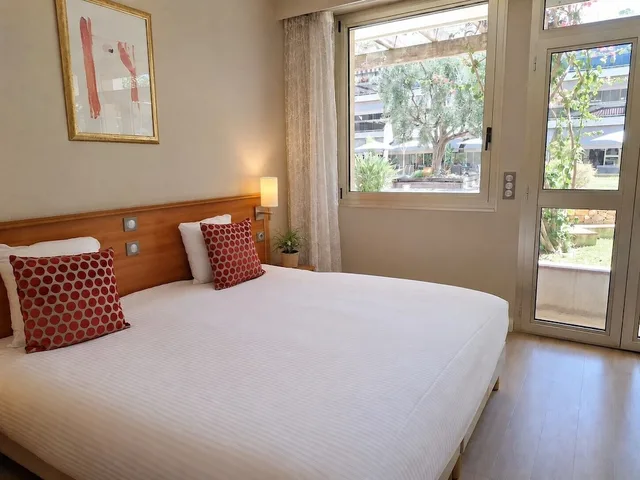 غرفة كومفورت بسريرين منفصلين بإطلالة على المدينة، The Originals Boutique, Hotel Les Strelitzias, Antibes Juan-Les-Pins 1/7