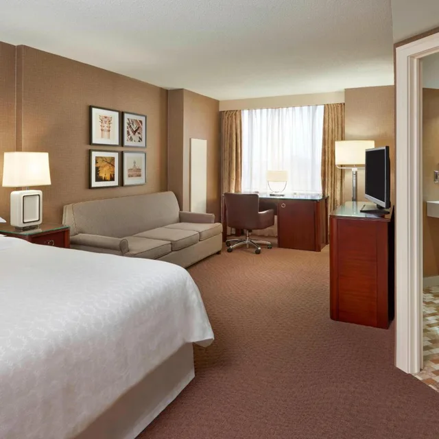 غرفة سوبيريور بسرير كينج، Sheraton Parkway Toronto North Hotel Suites 1/10