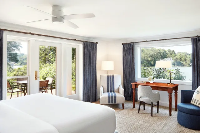 غرفة بريميوم بسرير كينج بشرفة، Tides Inn 2/5