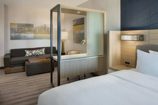 جناح بسرير كينج مع سرير سحّاب إضافي مع أريكة لذوي الإعاقة، SpringHill Suites by Marriott Bowling Green 2/5