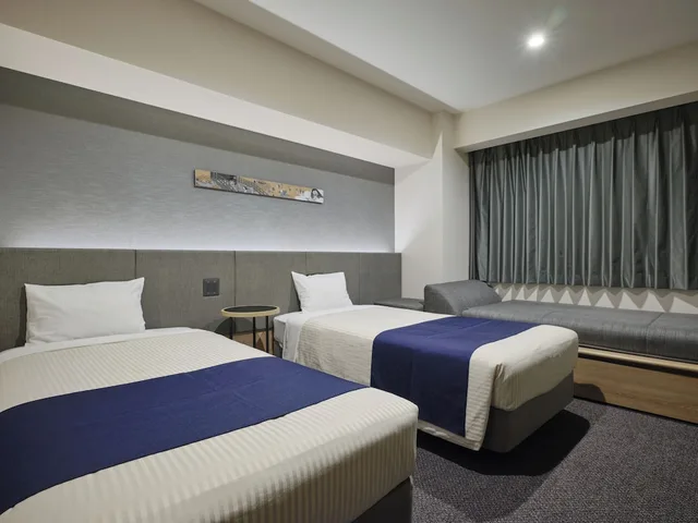 غرفة ركنية بسريرين منفصلين مع أريكة، hotel MONday Akihabara Asakusabashi 2/6
