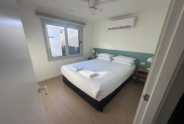 كابينة ديلوكس بأسرّة بطابقين وسرير كوين بغرفتي نوم، Discovery Parks – Coolwaters Yeppoon 1/1