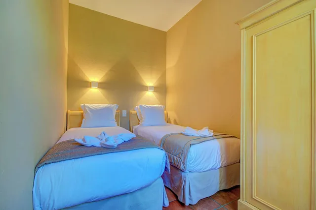 غرفة كومفورت رباعية بسرير كوين وسريرين منفصلين بإطلالة على البحر، Hôtel La Corniche 2/8