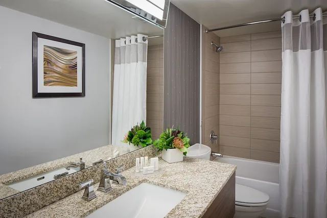 غرفة بسريرين كوين مع أريكة، Courtyard By Marriott Downtown Grand Rapids 4/4