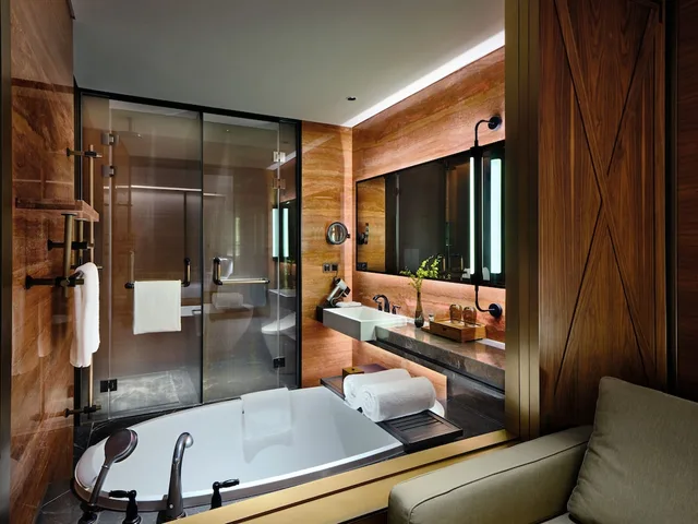 Superior, Twin Beds, Intercontinental Shanghai Wonderland 4/4