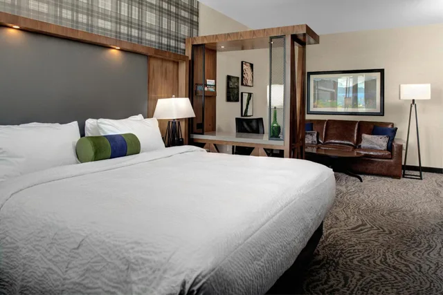 جناح بسرير كوين مع أريكة، Springhill Suites Bozeman 1/6