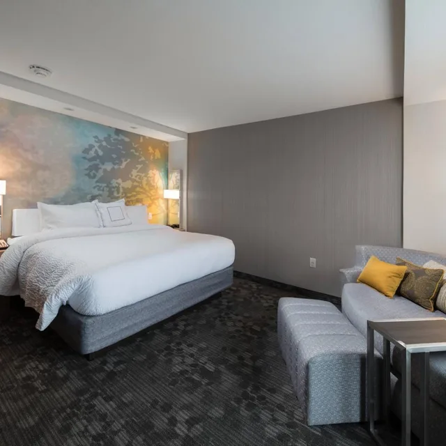 Room, King Bed, Bathtub, Accessible, Hotel Courtyard By Marriott Russellville 2/4