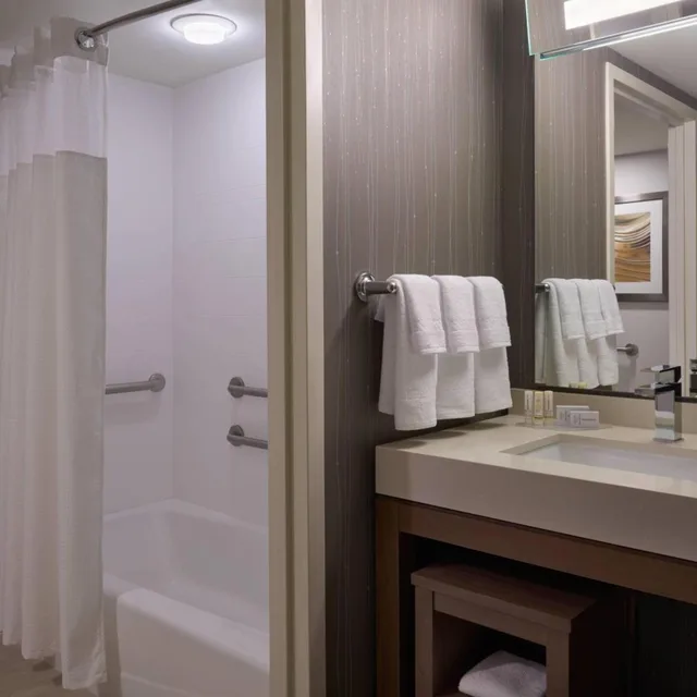Room, King Bed, 2 Queen Beds, Airport View، Courtyard Marriott Toronto Airport 2/2