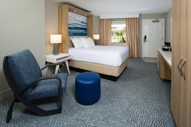 جناح بسرير كينج بغرفة نوم واحدة مع أريكة، CROWNE PLAZA MELBOURNE OCEANFRONT 1/3