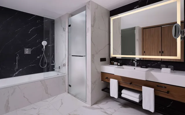 جناح بسرير كينج مع دخول الصالة، Radisson Collection Hotel Warsaw 2/2