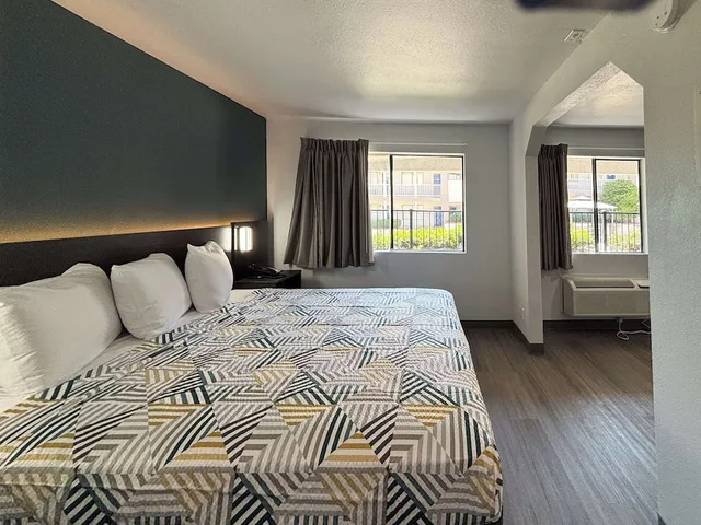 غرفة قياسية بسرير كينج بمطبخ صغير، Hotel Irving DFW Airport North 5/10