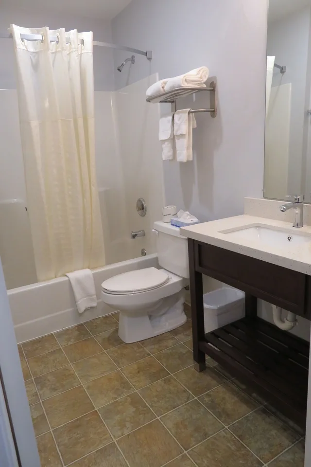 جناح بسريرين كوين مع أريكة، Luxbury Inn & Suites 4/4