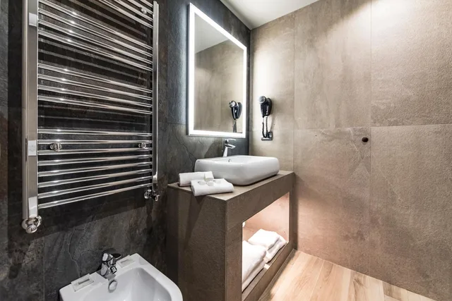 جناح دوبلكس جونيور، Just Hotel Milano 8/9