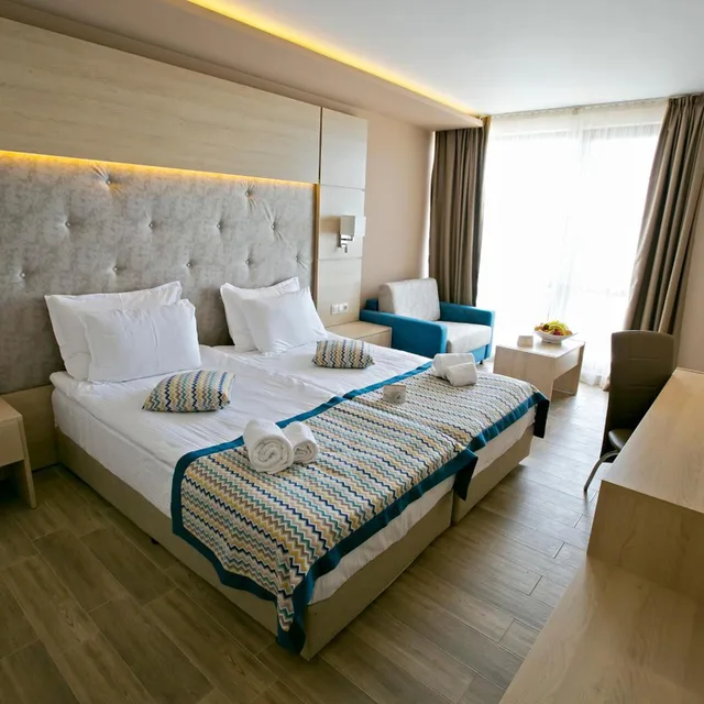 Deluxe, Double Bed, Side Sea View, Balcony، Royal Grand Hotel & Spa 2/7