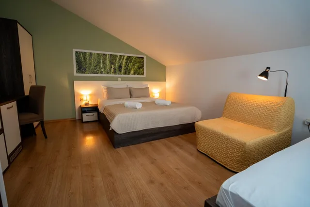 غرفة ثلاثية بشرفة، BED AND BREAKFAST MARTA AND TONA 1/2