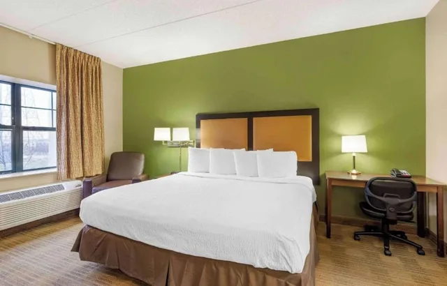 غرفة بسرير كينج بمطبخ لذوي الإعاقة، Studio 6 Corporate Extended Stay Chicago Lisle IL 1/10